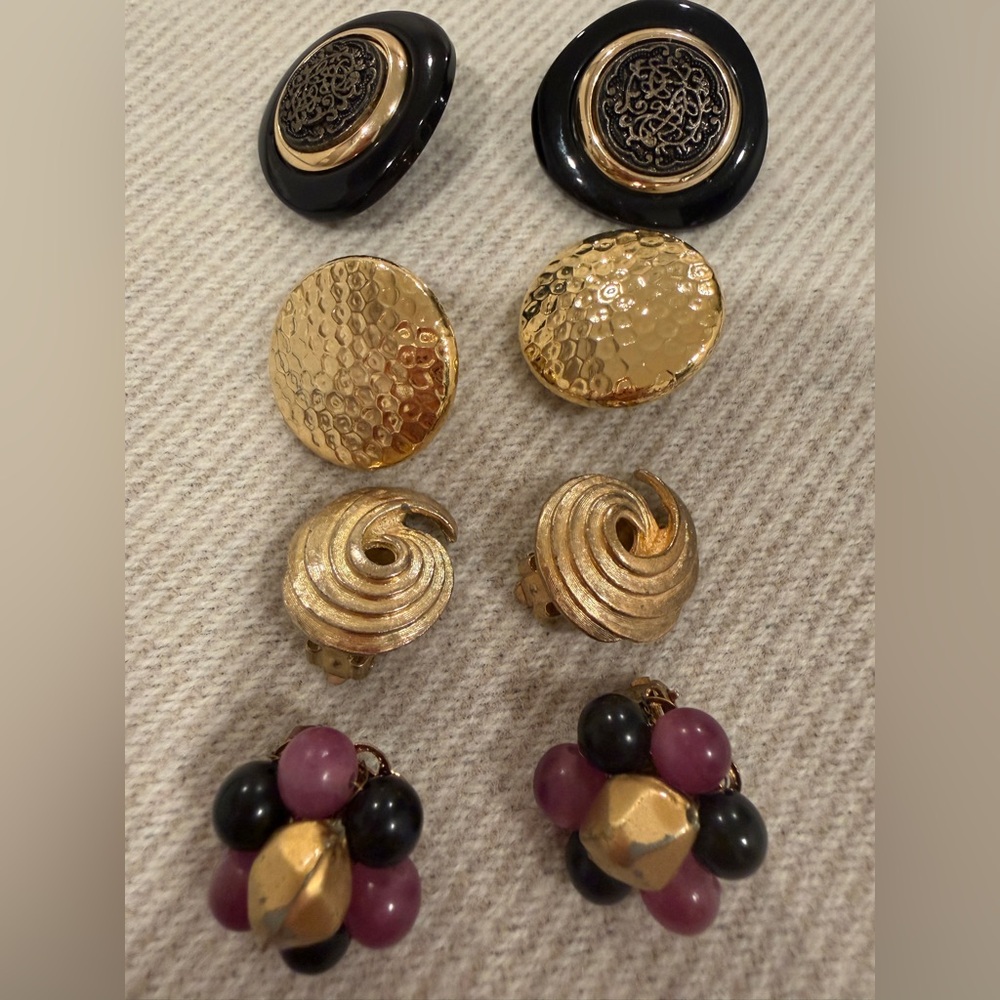 Elegant Gold and Black Earrings Set